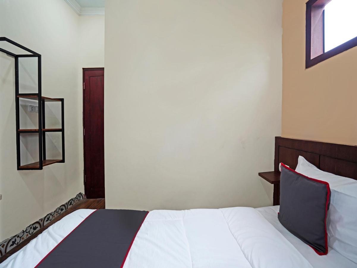 Capital O 91318 House Of Siti Boutique Homestay Jember Ngoại thất bức ảnh